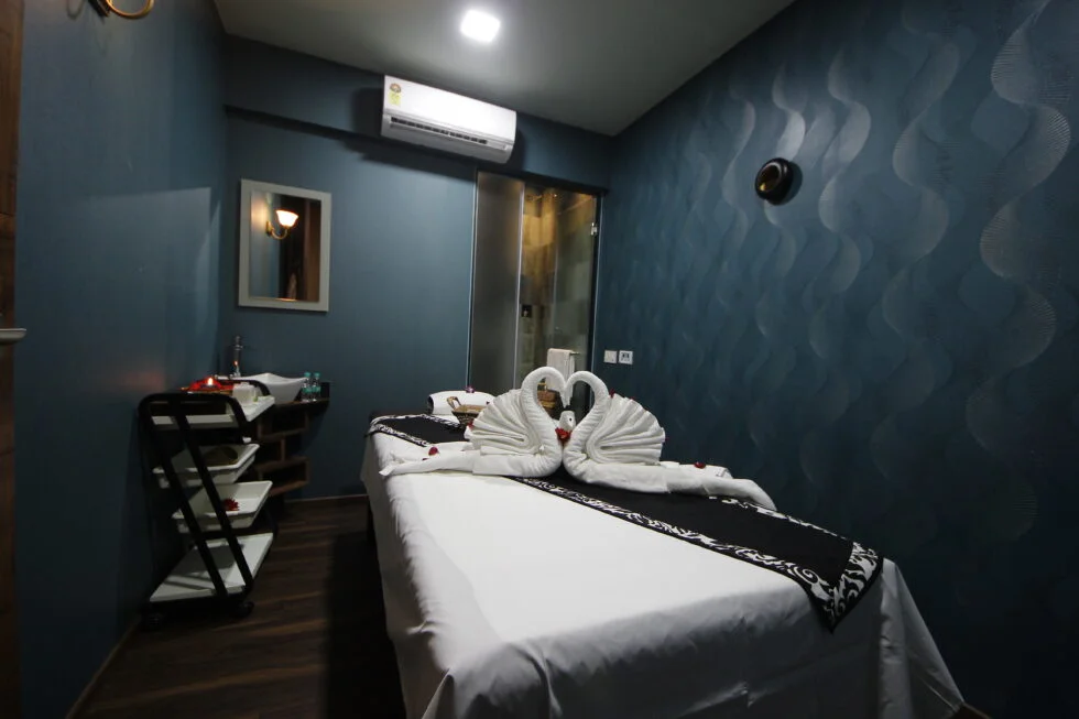 Best Spa Massage Centre in Thane – Swedish Massage Experience at White N Bright Spa Nearest Best Spa Massage Centre in Thane – Family relaxing during Swedish massage at White N Bright Spa.